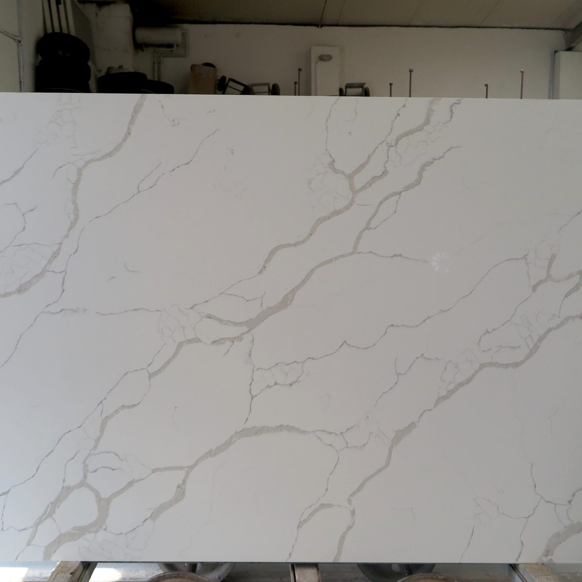 Gotowy blat z konglomeratu kwarcowego LUX Calacatta Inspire 100x60x2 cm - obrazek 3