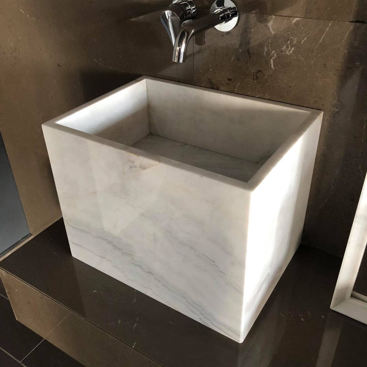 Umywalka wolnostojąca kwadrat - z marmuru Crystal White